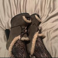 Stivaletto scamosciato con pelo