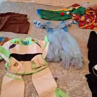 Scatola contenente 6 custumi di carnevale