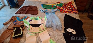 Scatola contenente 6 custumi di carnevale