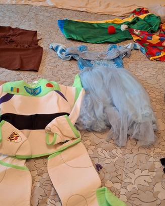 Scatola contenente 6 custumi di carnevale