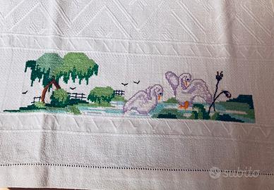 Asciugamsni dsmascati ricamati a mano