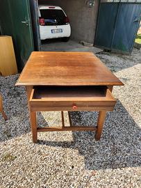 Tavolo in legno con cassetto