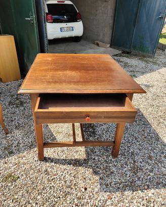 Tavolo in legno con cassetto