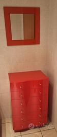 Cassettiera rossa vintage e specchio