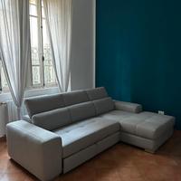 Divano grigio nuovo, mai utilizzato