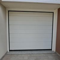 Porta sezionale coibentata e motorizzata da garage