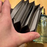 portacarte di credito e profumo