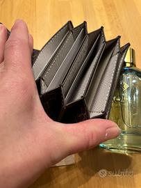 portacarte di credito e profumo