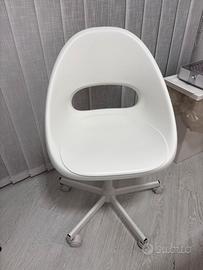 Sedia bianca in plastica rigida