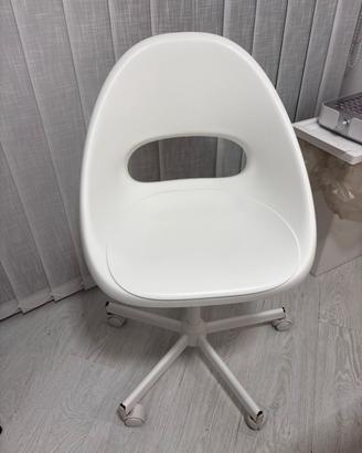 Sedia bianca in plastica rigida