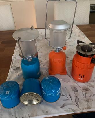 fornellino e due lampade a gas per campeggio