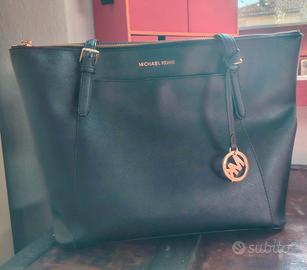 Michael Kors nera a spalla 
