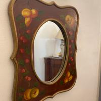 Specchio dipinto a mano con la cornice in legno
