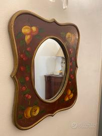 Specchio dipinto a mano con la cornice in legno