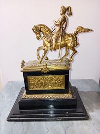 Statua Cavaliere in Armatura in Bronzo Dorato su B