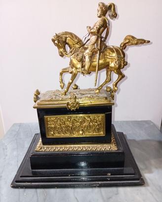 Statua Cavaliere in Armatura in Bronzo Dorato su B