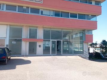 Locale commerciale con tre vetrine