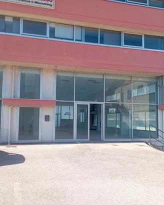 Locale commerciale con tre vetrine