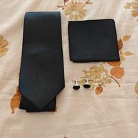 Cravatta con gemelli e pochette