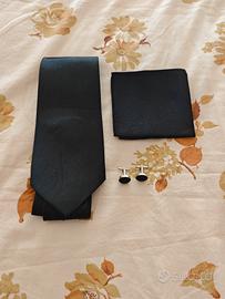 Cravatta con gemelli e pochette