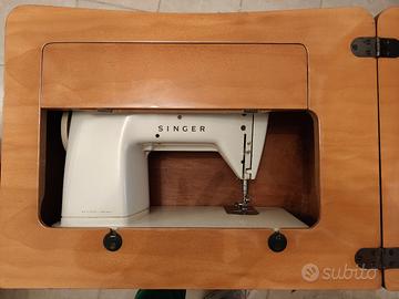 Macchina da cucire SINGER con mobiletto 