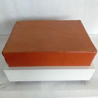 Puff laccato bianco con seduta in pelle