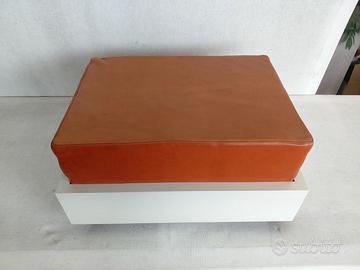 Puff laccato bianco con seduta in pelle