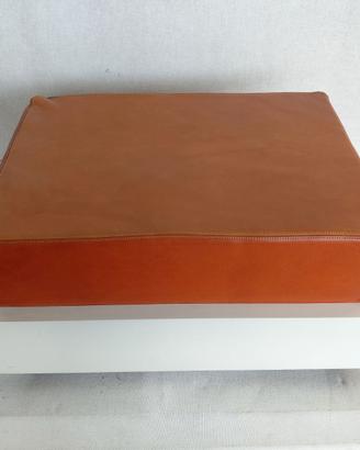 Puff laccato bianco con seduta in pelle