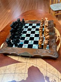 Scacchiera in legno intagliata a mano