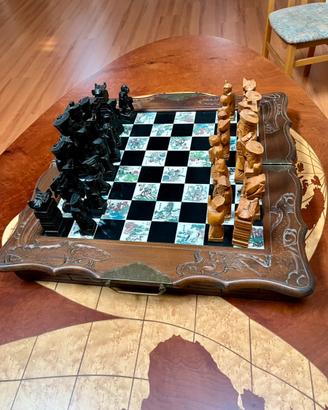 Scacchiera in legno intagliata a mano