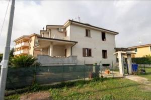 VILLA DA COMPLETARE CON GIARDINO E GARAGE