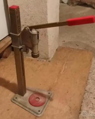 Imbottigliatrice per tappi a corona in metallo 