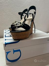 Sandali Guess effetto vernice con zeppa in sughero
