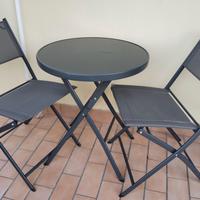Tavolino con sedie da esterno