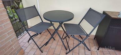 Tavolino con sedie da esterno