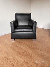 Poltrona di Minotti in pelle nera