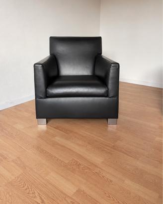 Poltrona di Minotti in pelle nera