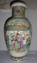 Vecchio vaso in porcellana orientale geisha