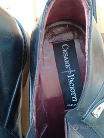 due paia di scarpe classiche nere.di una nero giar