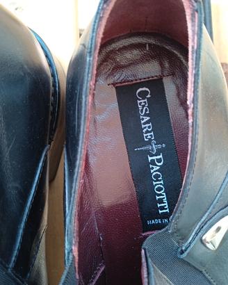 due paia di scarpe classiche nere.di una nero giar