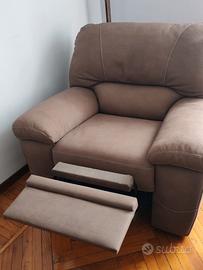 Poltrona con poggiapiedi