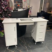 Tavolino estetista per ricostruzione unghie