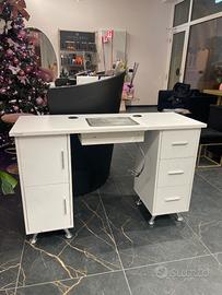 Tavolino estetista per ricostruzione unghie