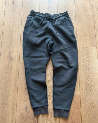 Pantaloni Nike Tech