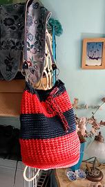 Borsa fatta a mano all'uncinetto