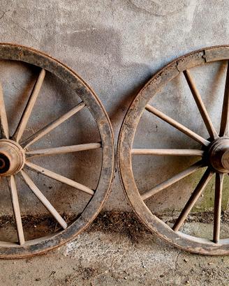 Antiche ruote carretto in legno e ferro