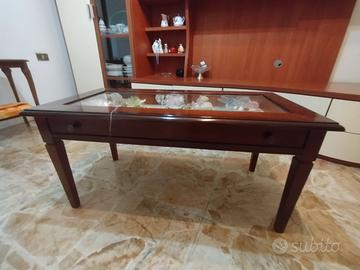 tavolino in legno scuro 