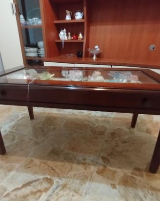 tavolino in legno scuro 