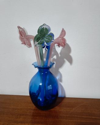 Vaso con fiori in vetro