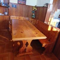 tavolo con cassapanca e sedie